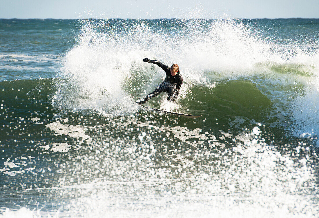 Surfer Reiten Welle im Meer