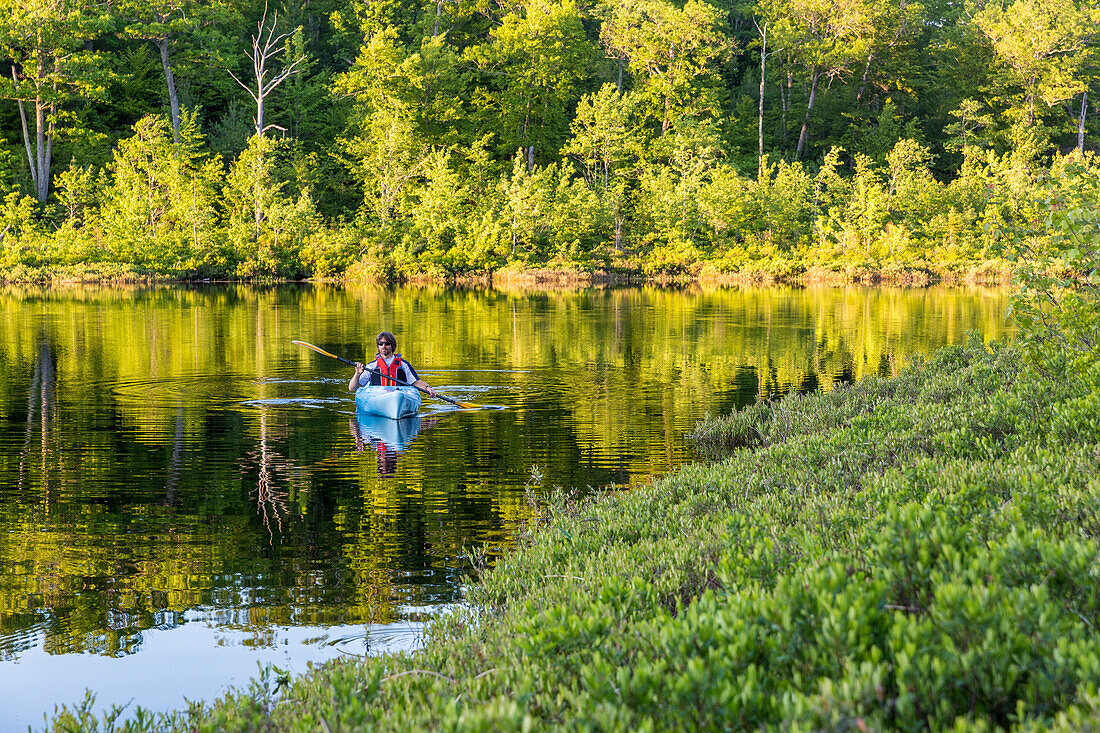 Ein Mann Kayaking Auf Runde Teich In Barrington, New Hampshire