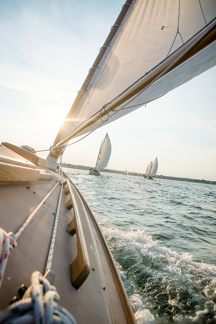 Die Leeward Schiene eines hölzernen Catboats auf Narragansett Bucht, Rhode Island