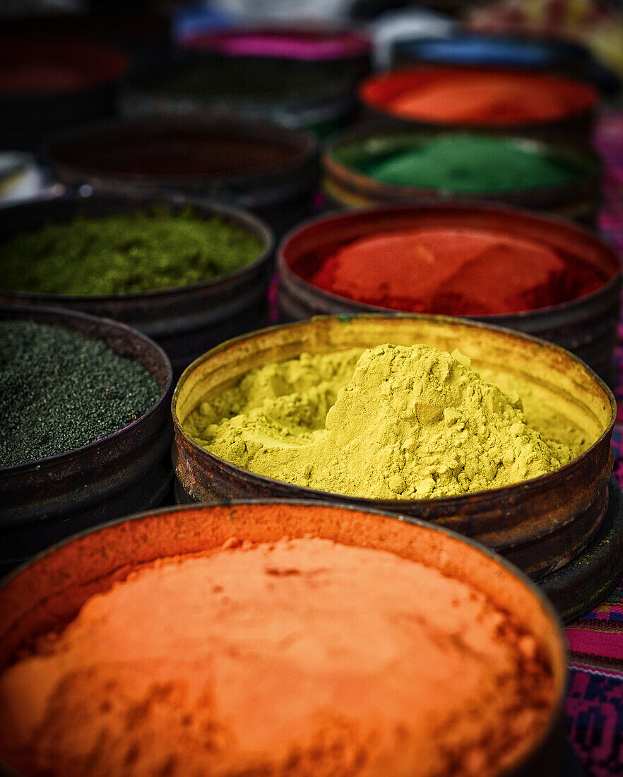 Mehrfarbige Stoffe Natürliche Farbstoffe In Pisac Markt, Cuzco, Peru