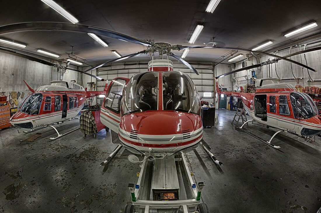 Hubschrauber sitzt im Hangar vor dem Flug