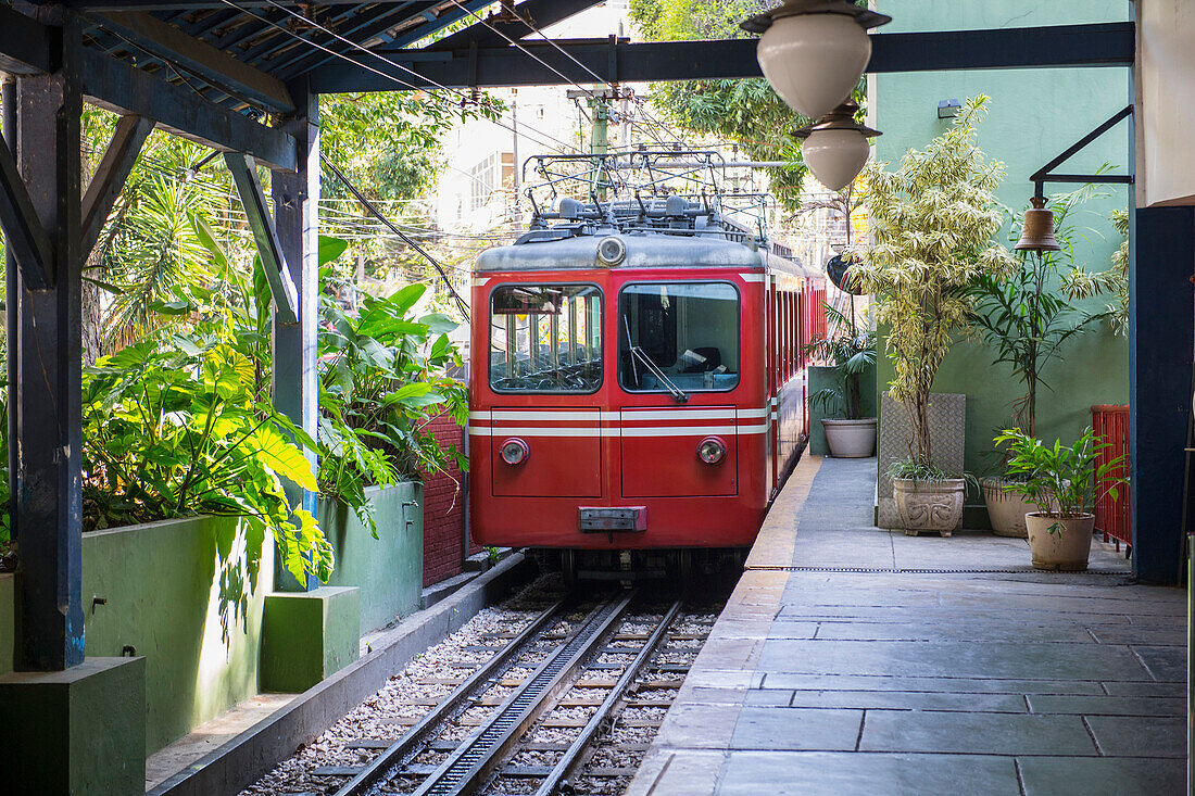 Tram in Rio de Janeiro geht zur Christus-Erlöser-Statue