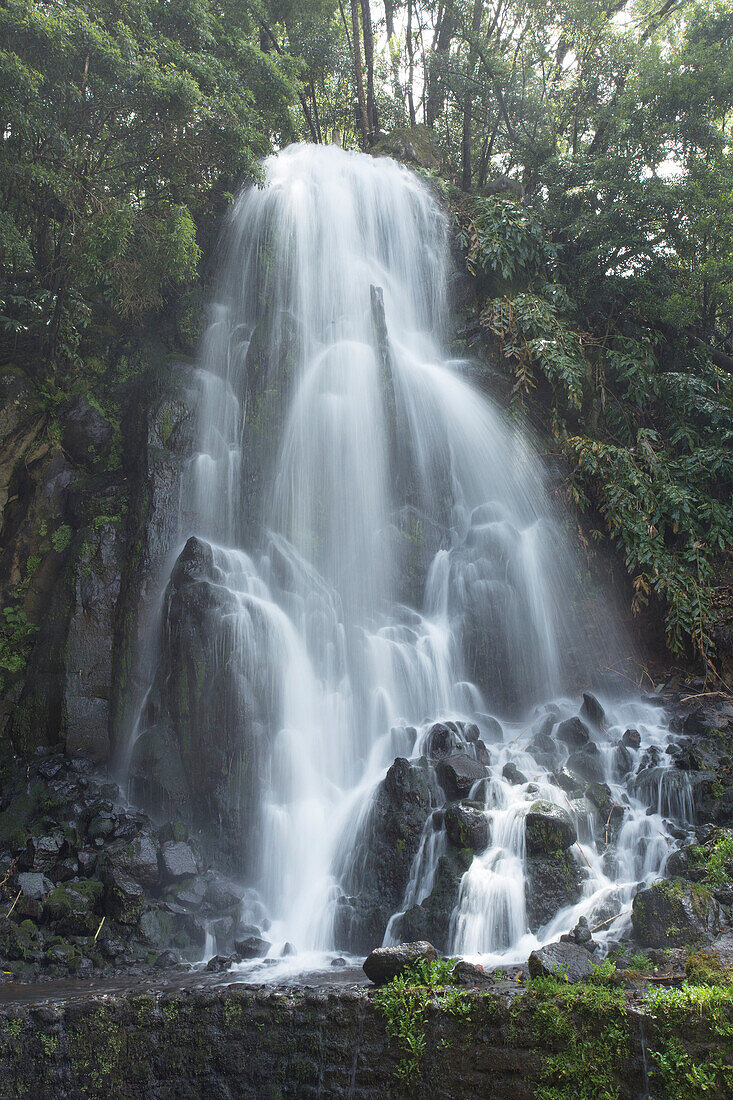 Wasserfall kaskadiert über Felsen