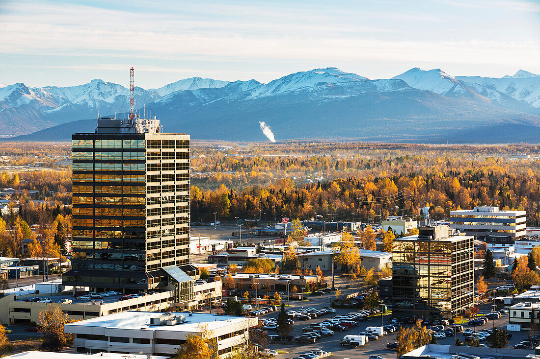 Luftaufnahme der Bürogebäude in Midtown Anchorage im Herbst mit dem Chugach Mountains im Hintergrund, South Central Alaska, USA
