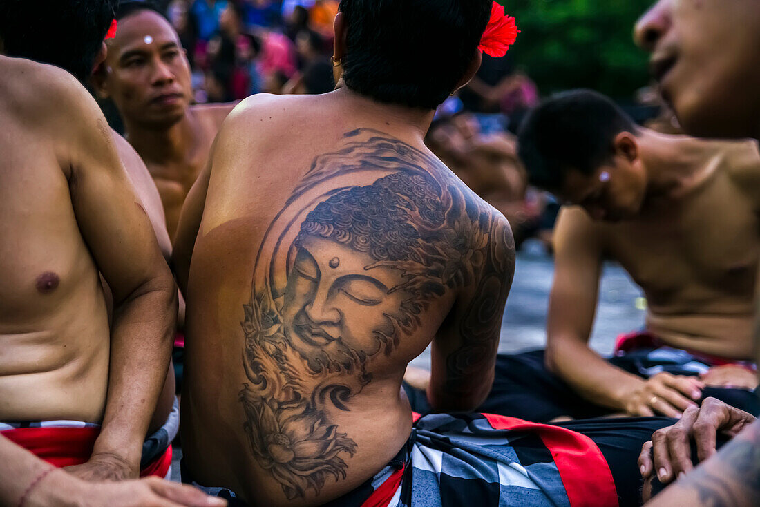 'Traditionelles Kecak-Ritual, auch Feuer-Tanz genannt; Uluwatu, Bali Island, Indonesien'