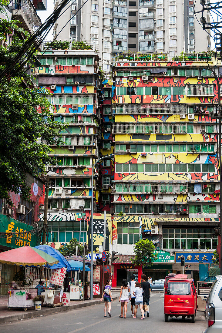 'Kunst Nachbarschaft um die Kunst Universität, besondere Gebäude in verschiedenen Farben gemalt; Chongqing, China'