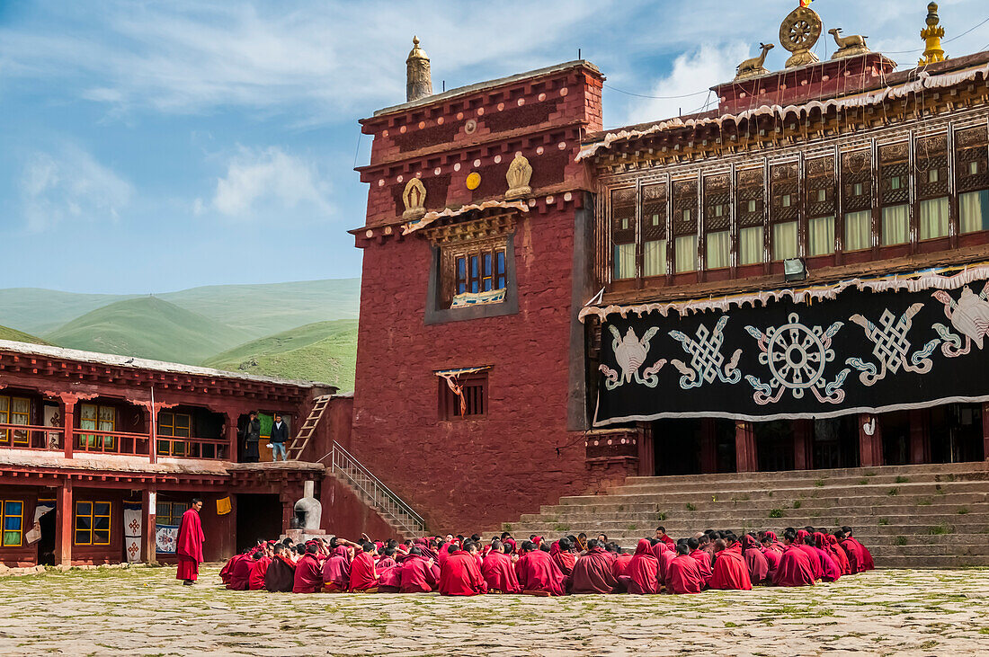 'Litang-Kloster, eine Gruppe junger Mönche bereitet die tibetische Debatte vor, westlich der Provinz Sichuan; Litang, Sichuan, China'