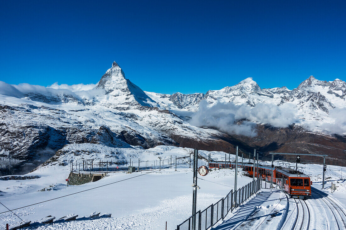 'Gornergrat Zahnradbahn zum Gornergrat Kulm Hotel und Observatorium auf 3100m mit einem herrlichen Blick auf das Matterhorn und die Penniner Alpen um Zermatt; Schweiz'