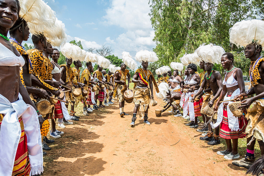 'Ein traditioneller Teil einer Hochzeitszeremonie mit Trommeln; Uganda'