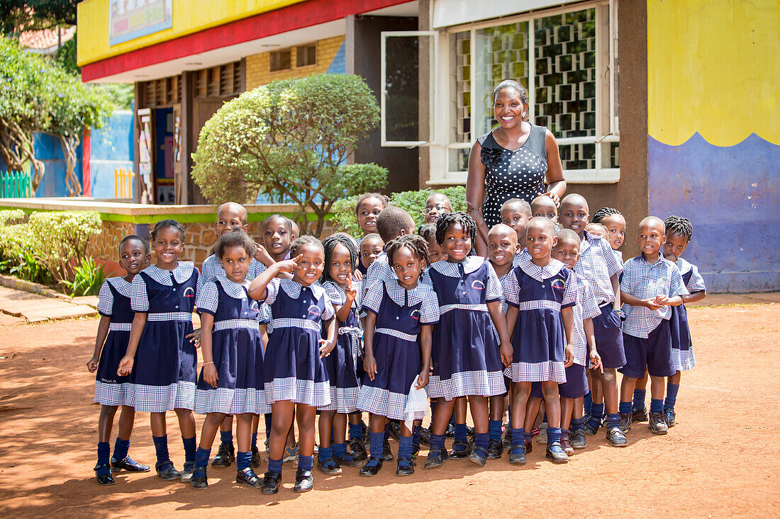 'Porträt eines Lehrers mit ihren frühen Bildung Studenten bei Schätze Christian Vorschule; Kampala, Uganda'