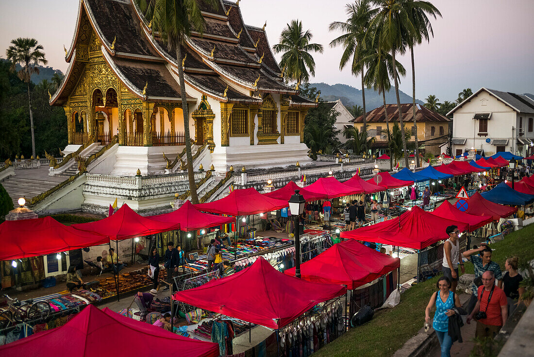 'Rote Zelte führen den Marktbereich mit einem buddhistischen Tempel; Luang Prabang, Provinz Luang Prabang, Laos'