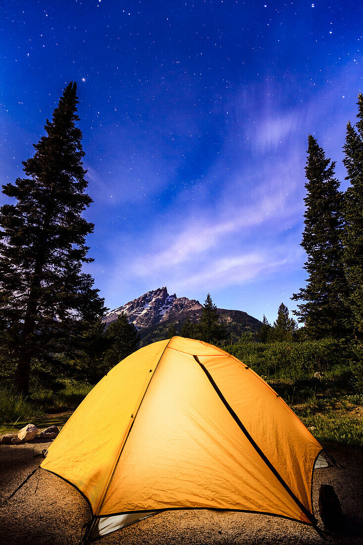 'Zelt und Milchstraße sichtbar in den Himmel über Teton Range, Grand Teton National Park; Wyoming, Vereinigte Staaten von Amerika'