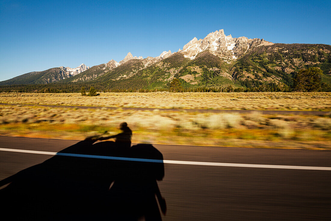 'Teton Peaks vom Motorrad auf der Teton Park Road, Grand Teton National Park; Wyoming, Vereinigte Staaten von Amerika'