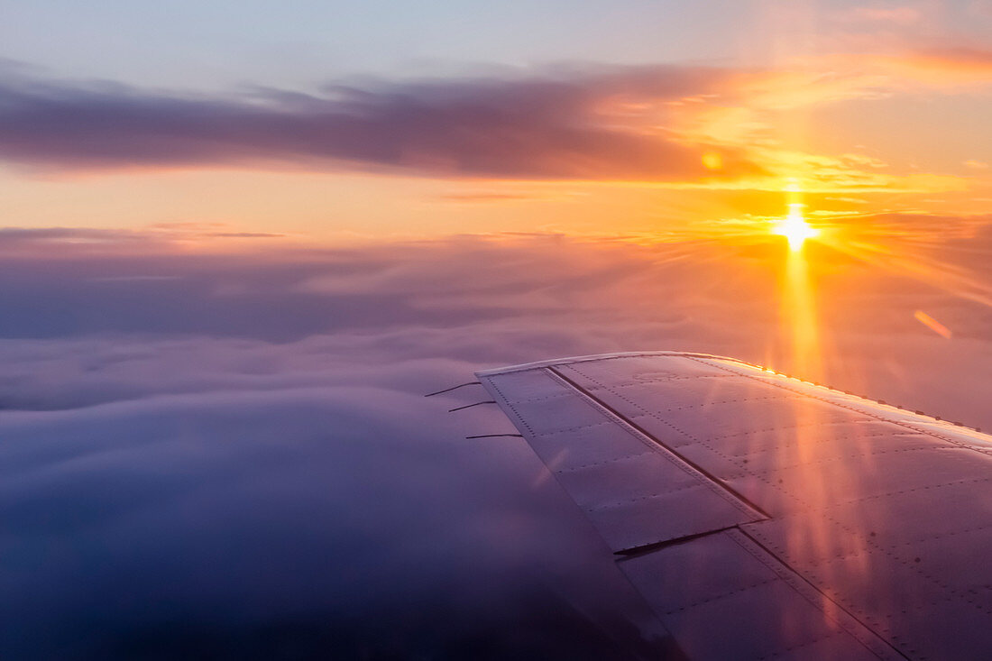 'Luftaufnahme von einem bewölkten Sonnenaufgang im Winter von der Beifahrersitz eines kommerziellen Flugzeuges, Interior Alaska; Fairbanks, Alaska, Vereinigte Staaten von Amerika'