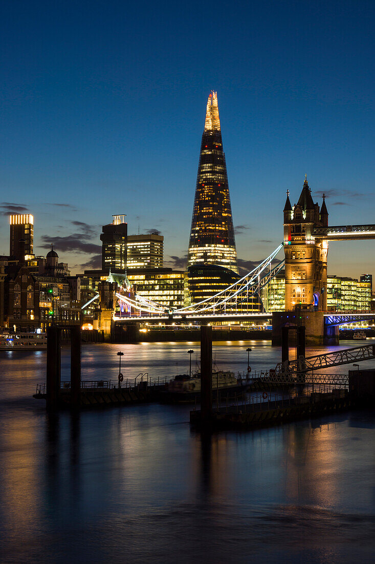 'Schotter mit Turmbrücke bei Sonnenuntergang; London, England'