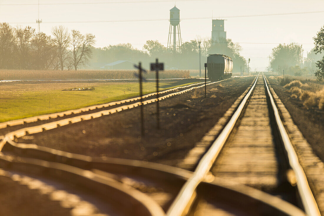 'Morgenlicht auf Eisenbahnschienen bei Groton; South Dakota, Vereinigte Staaten von Amerika'