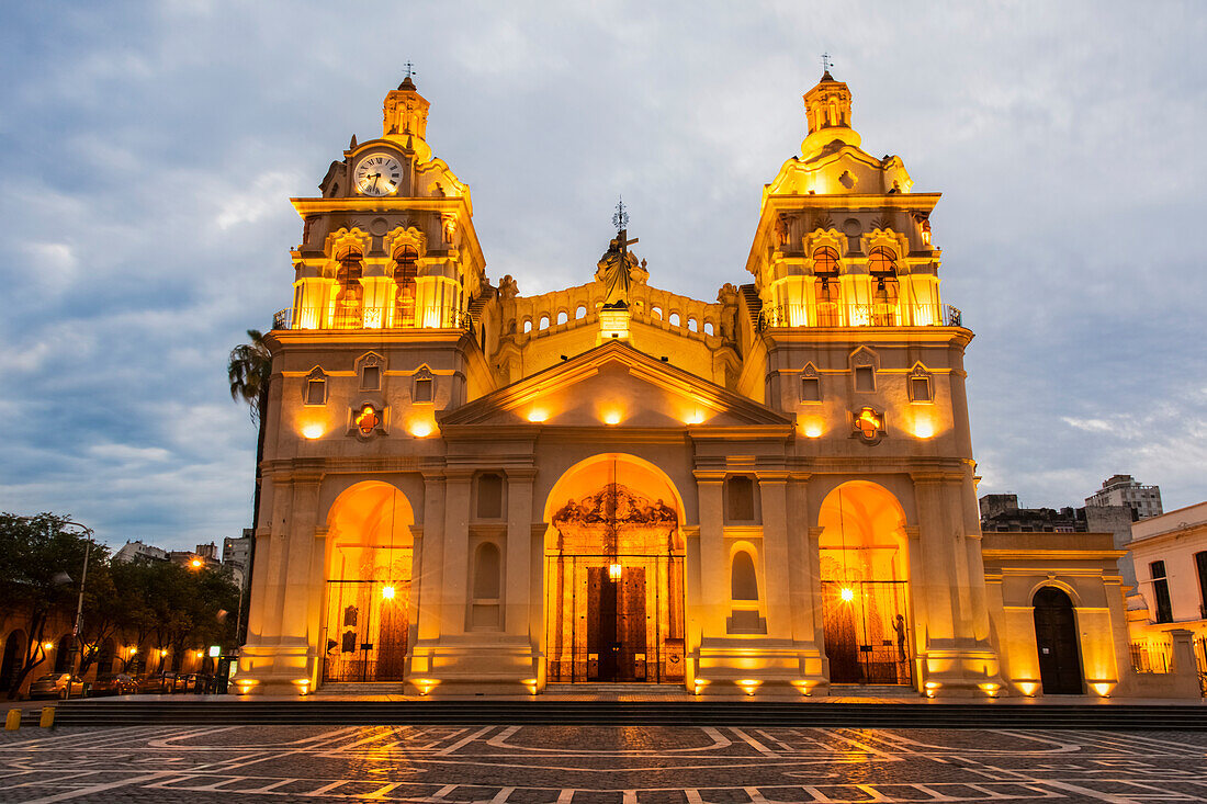 'Vollständig beleuchtete südamerikanische Kirche und Platz in der Dämmerung; Cordoba, Argentinien'