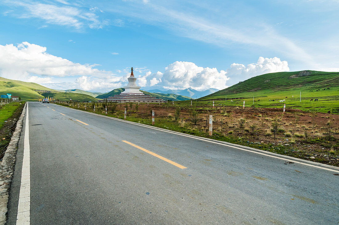 'Schöne Landschaft von Daocheng Surrounders, eine tibetische Stupa auf dem Hintergrund, westlich von Sichuan Provinz; Daocheng, Sichuan, China'