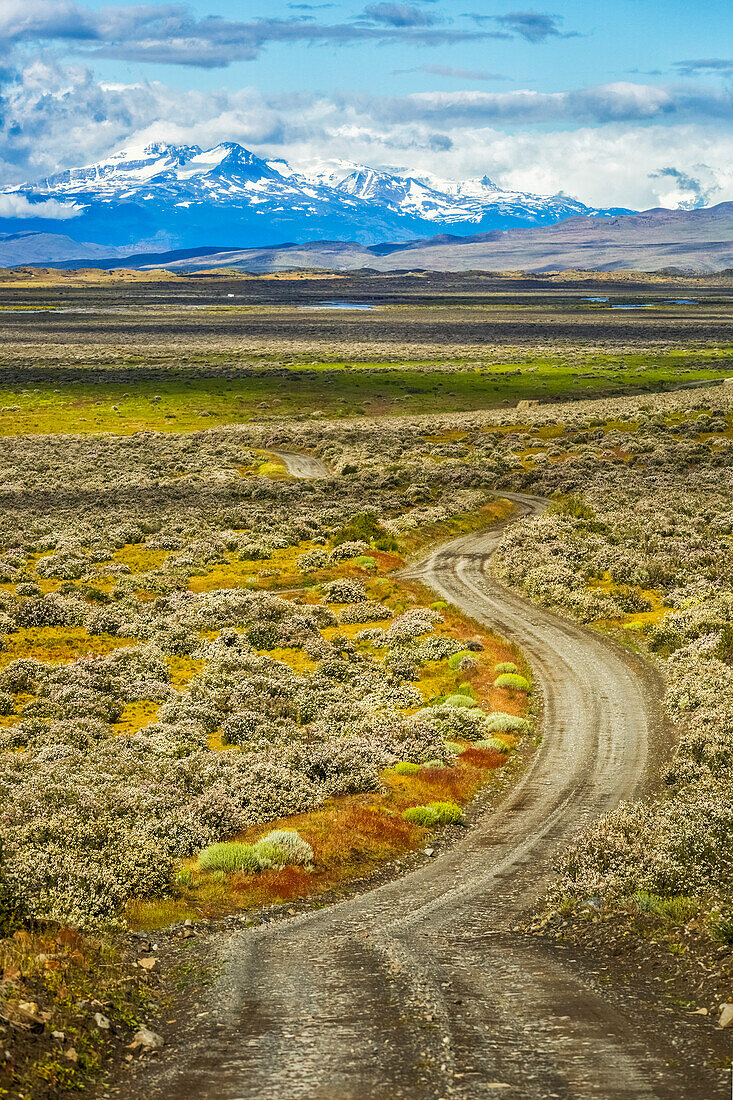 'Ranch Straße im Nationalpark Torre del Paine im chilenischen Patagonien; Torres del Paine, Magallanes, Chile'