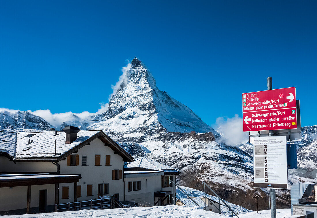 'Blick auf das Matterhorn von der Riffel Alp auf 2222 m, oberhalb von Zermatt; Zermatt, Wallis, Schweiz'