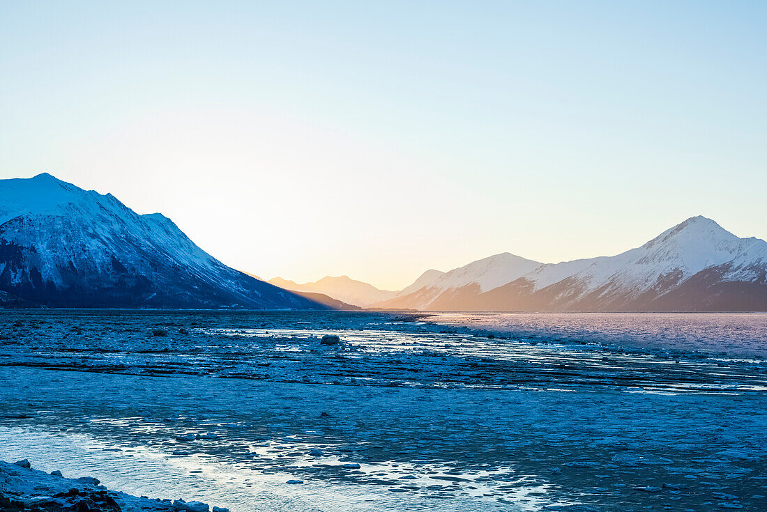 'Turnagain Arm kurz vor Sonnenaufgang an einem eisigen Wintermorgen entlang der Seward Highway; Alaska, Vereinigte Staaten von Amerika'