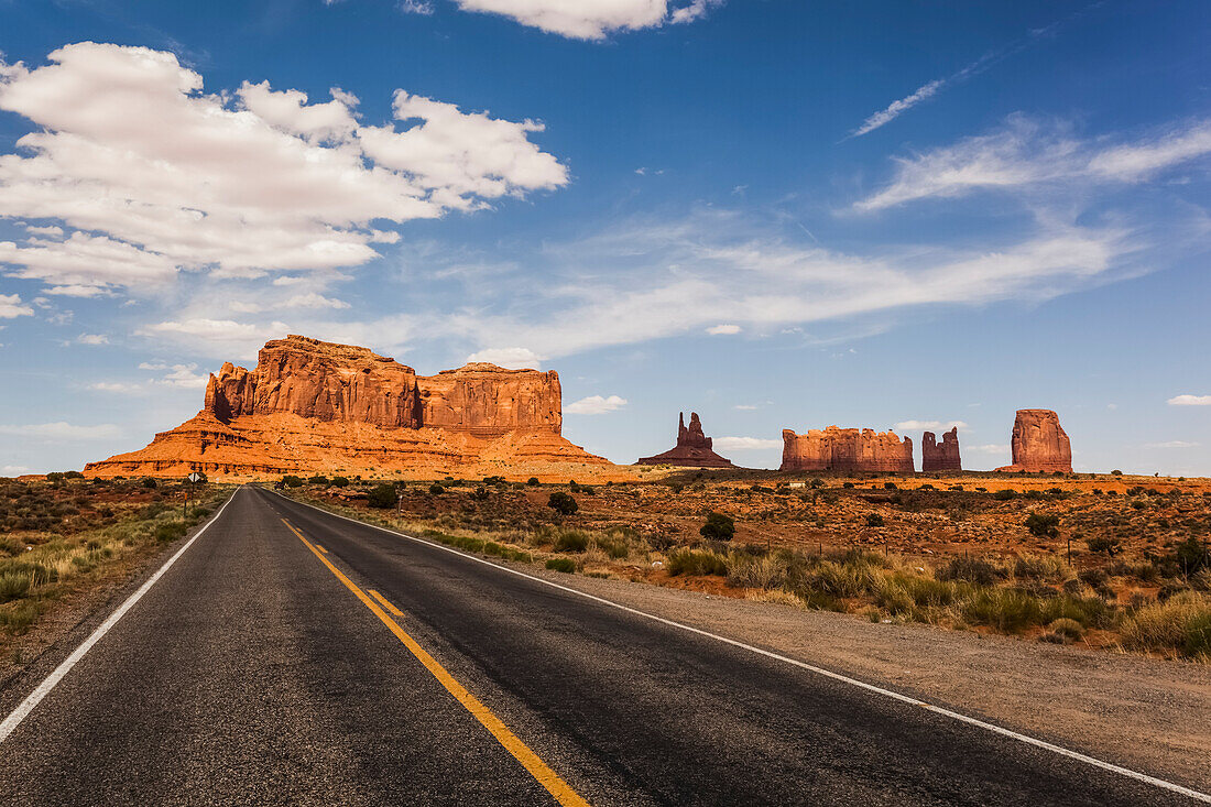 'Eine Straße, die zu schroffen Felsformationen in der Wüste führt; Arizona, Vereinigte Staaten von Amerika'