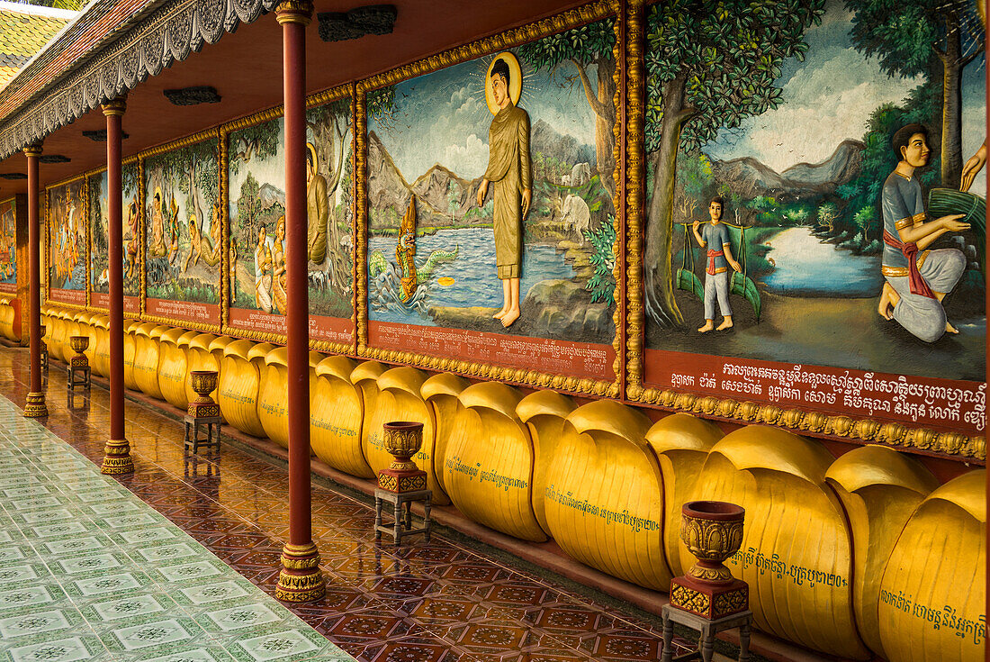 'Bunte Kunstwerke, die eine aufwändige Wand auskleiden; Krong Siem Reap, Siem Reap Provinz, Kambodscha'