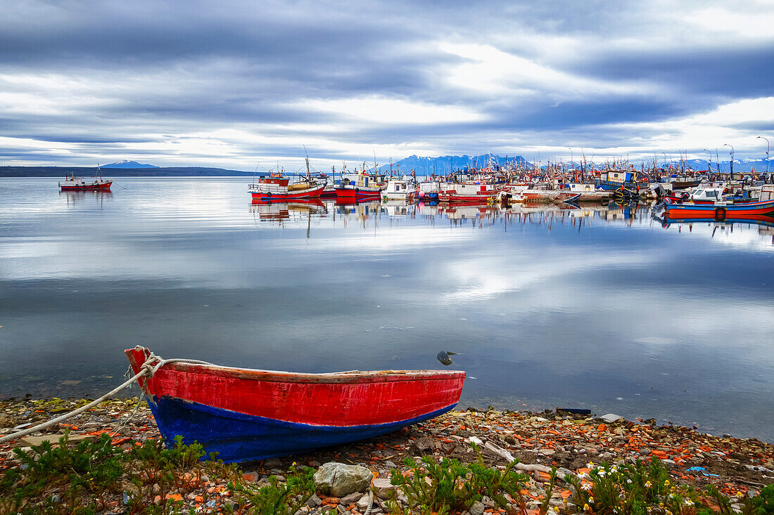 'Fischerboote in einem Hafen, Chilenische Patagonien; Puerto Natales, Ultima Esperanza, Chile'