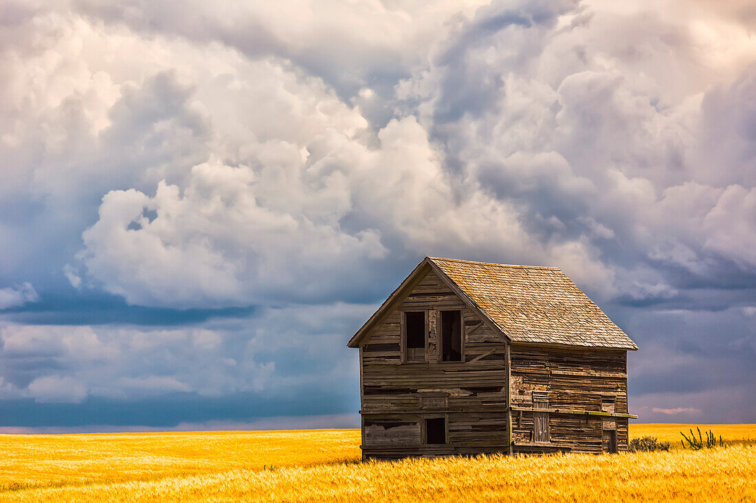 'Verlassenes Gebäude auf den Straßen des ländlichen Saskatchewan; Saskatchewan, Kanada'