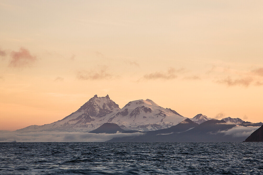 'Isanotski-Gipfel (Ragged Jack) und runder Top-Berg auf Unimak Island nach Sonnenuntergang; Südwesten Alaskas, Vereinigte Staaten von Amerika'