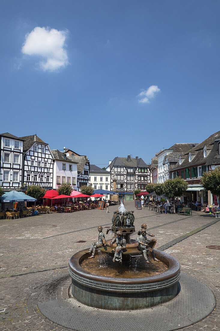 Marktplatz mit Ratsbrunnen in Linz am Rhein, Unteres Mittelrheintal, Rheinland-Pfalz, Deutschland, Europa