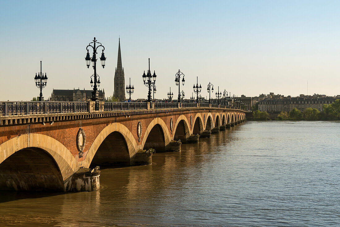 Pont de Pierre, die zentrale Brücke in der Altstadt, am Fluss Garonne, Gironde, Nouvelle-Aquitaine, Frankreich, Europa