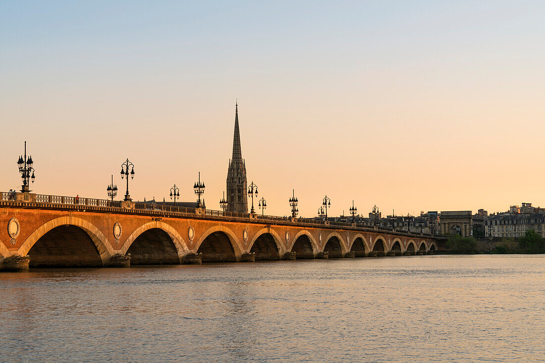 Pont de Pierre, die zentrale Brücke in der Altstadt, am Fluss Garonne bei Sonnenuntergang, Bordeaux, Gironde, Nouvelle-Aquitaine, Frankreich, Europa