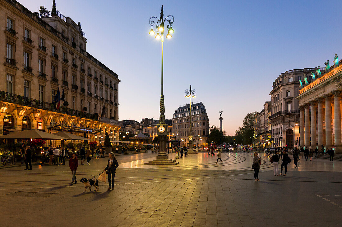 Place de la Comédie mit Intercontinental Grand Hotel de Bordeaux und dem Opernhaus (Opéra National de Bordeaux - Grand-Théâtre) in der Abenddämmerung, Bordeaux, Gironde, Aquitanien, Frankreich, Europa