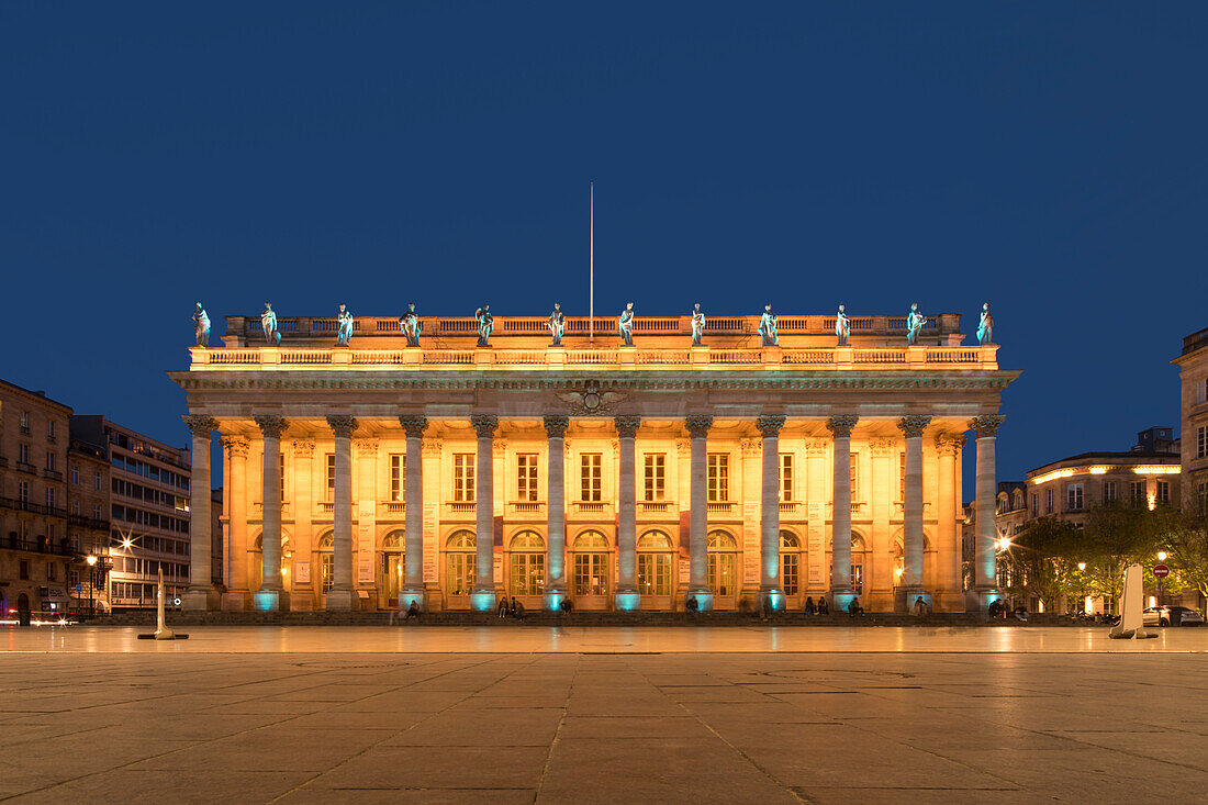 Place de la Comédie mit dem Opernhaus (Opéra National de Bordeaux - Grand-Théâtre) in der Abenddämmerung, Bordeaux, Gironde, Nouvelle-Aquitaine, Frankreich, Europa