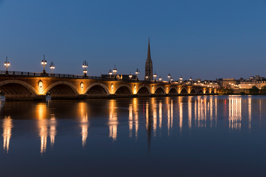 Pont de Pierre, die zentrale Brücke in der Altstadt, am Fluss Garonne in der Abenddämmerung, Bordeaux, Gironde, Nouvelle-Aquitaine, Frankreich, Europa