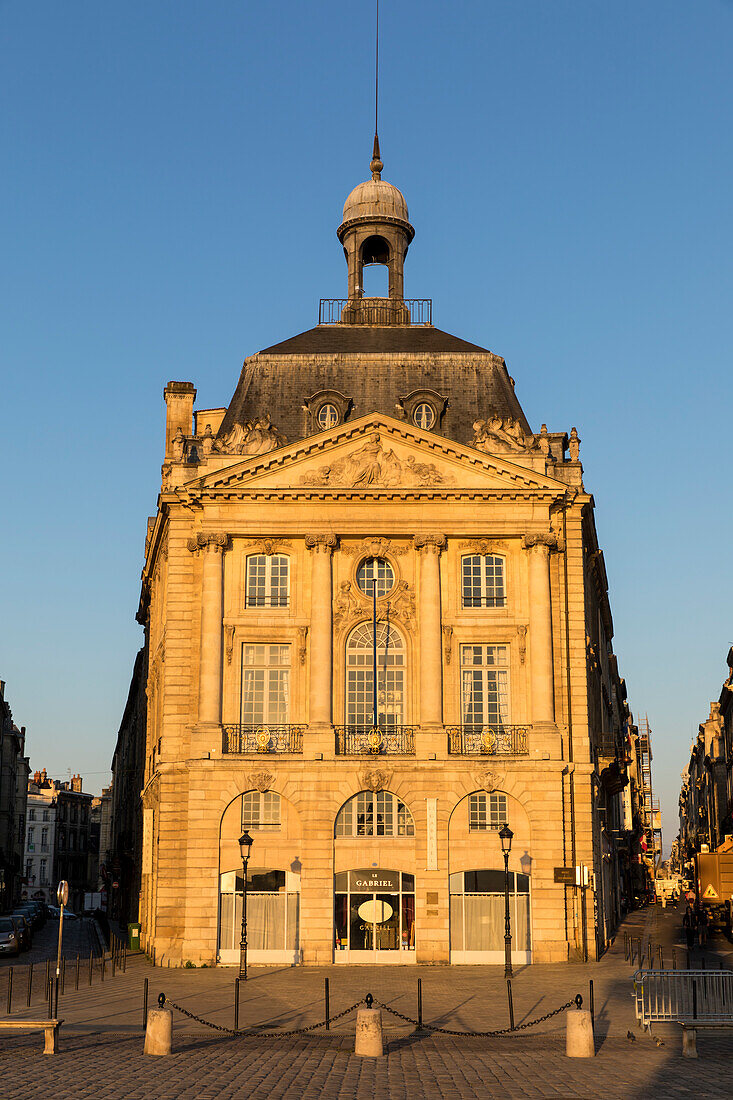 Gebäude des Place de la Bourse von dem französichen Architekten Ange-Jacques Gabriel, Bordeaux, Gironde, Nouvelle-Aquitaine, Frankreich, Europa