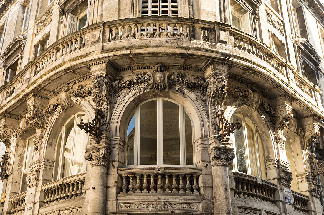 Historische Hausfassade im Detail in der Rue Teulère, Bordeaux, Gironde, Nouvelle-Aquitaine, Frankreich, Europa