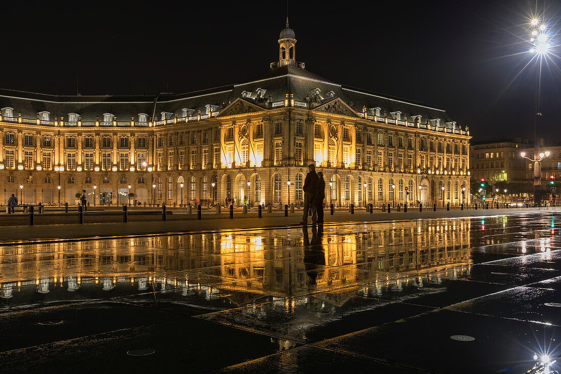 Place de la Bourse spiegelt sich im Miroir d’eau bei Nacht, Bordeaux, Gironde, Nouvelle-Aquitaine, Frankreich, Europa