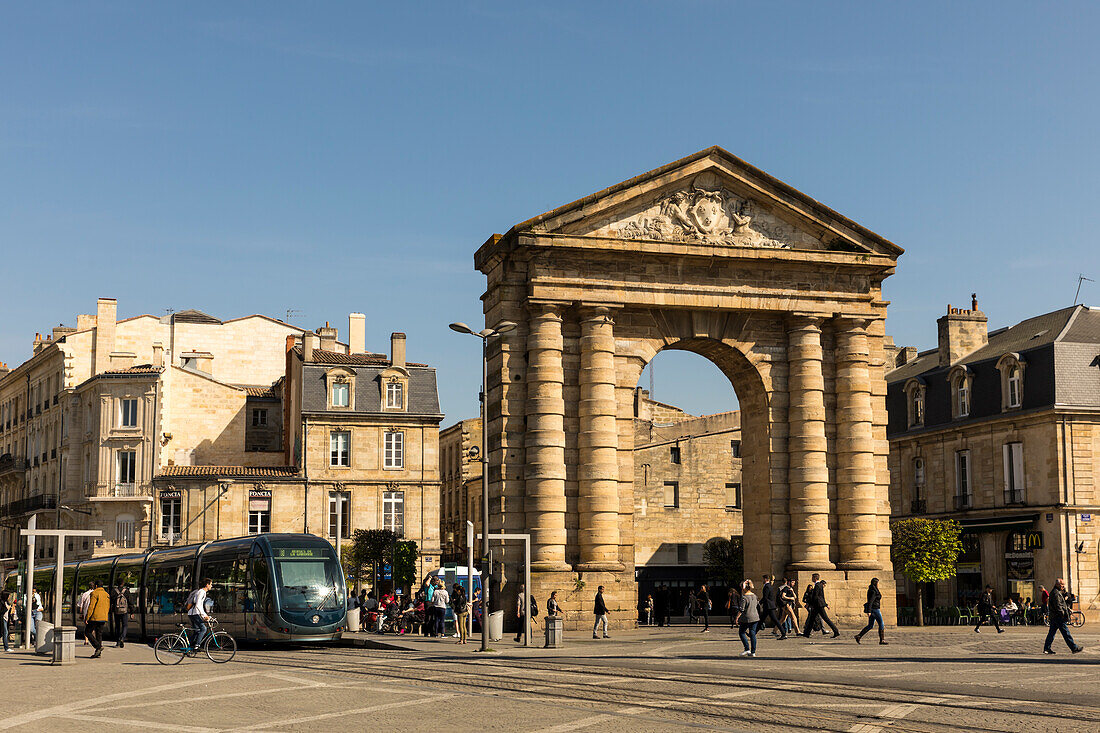 La porte d'Aquitaine mit der Straßenbahn Station Victoire auf dem Platz Victoire (Place de la Victoire), Bordeaux, Gironde, Nouvelle-Aquitaine, Frankreich, Europa