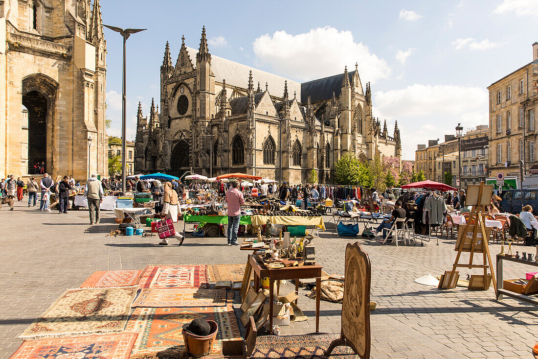 Basilika St. Michael mit Trödelmarkt auf dem Platz Meynard, Bordeaux, Gironde, Nouvelle-Aquitaine, Frankreich, Europa