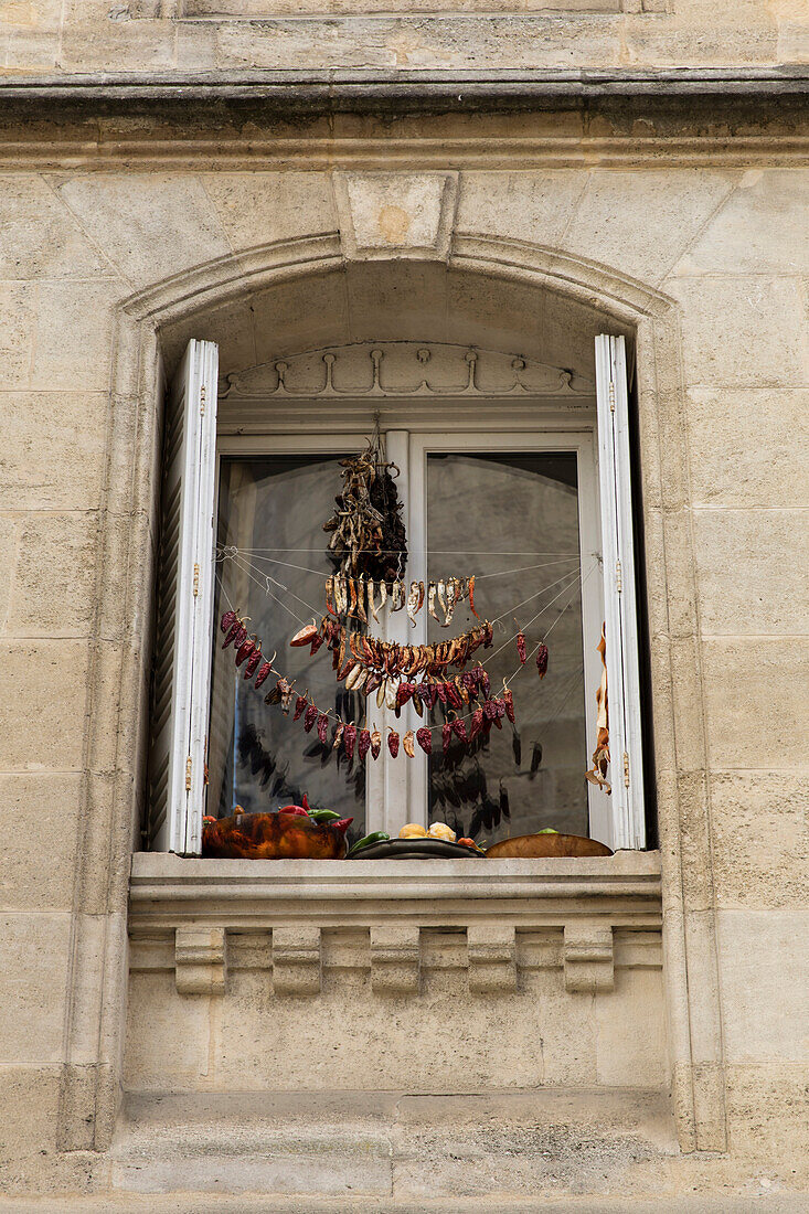 Im Fensterrahmen zum trocknen aufgehängte Chilishoten, Bordeaux, Gironde, Nouvelle-Aquitaine, Frankreich, Europa