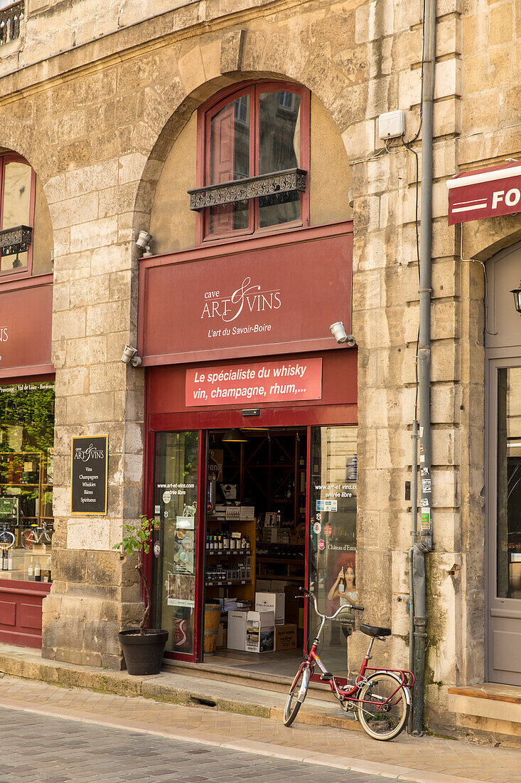 'Historische Weinhandlung ''Art et Vins'' mit rotem Fahrrad davor, Bordeaux, Gironde, Nouvelle-Aquitaine, Frankreich, Europa'