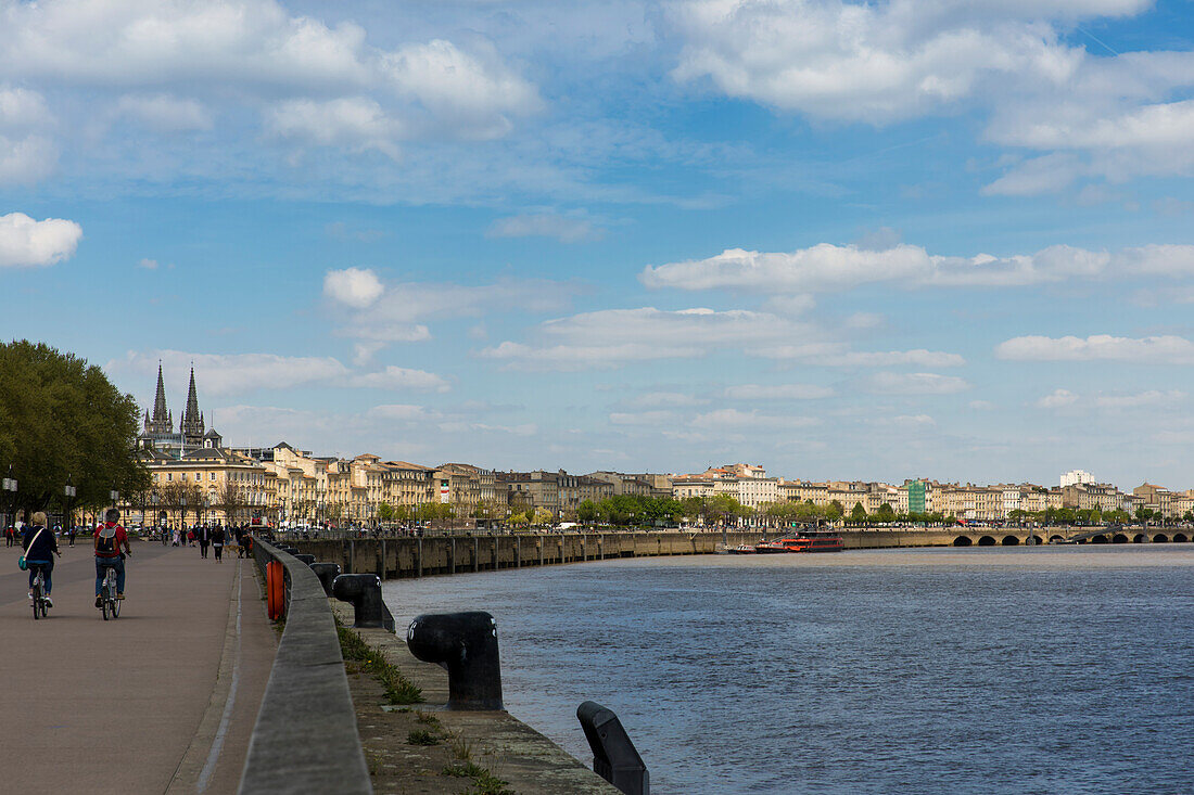 Fluss Garonne mit Promenade, Bordeaux, Gironde, Nouvelle-Aquitaine, Frankreich, Europa
