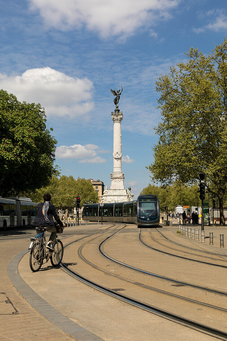 Brunnen und Monument des Girondins mit Straßenbahn und Fahrradfahrer, Bordeaux, Gironde, Aquitanien, Frankreich, Europa