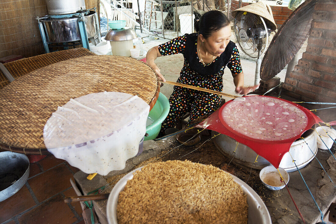 Kochende Frau, Vietnamesisches Essen, Reispapier, Mekongdelta, Vietnam