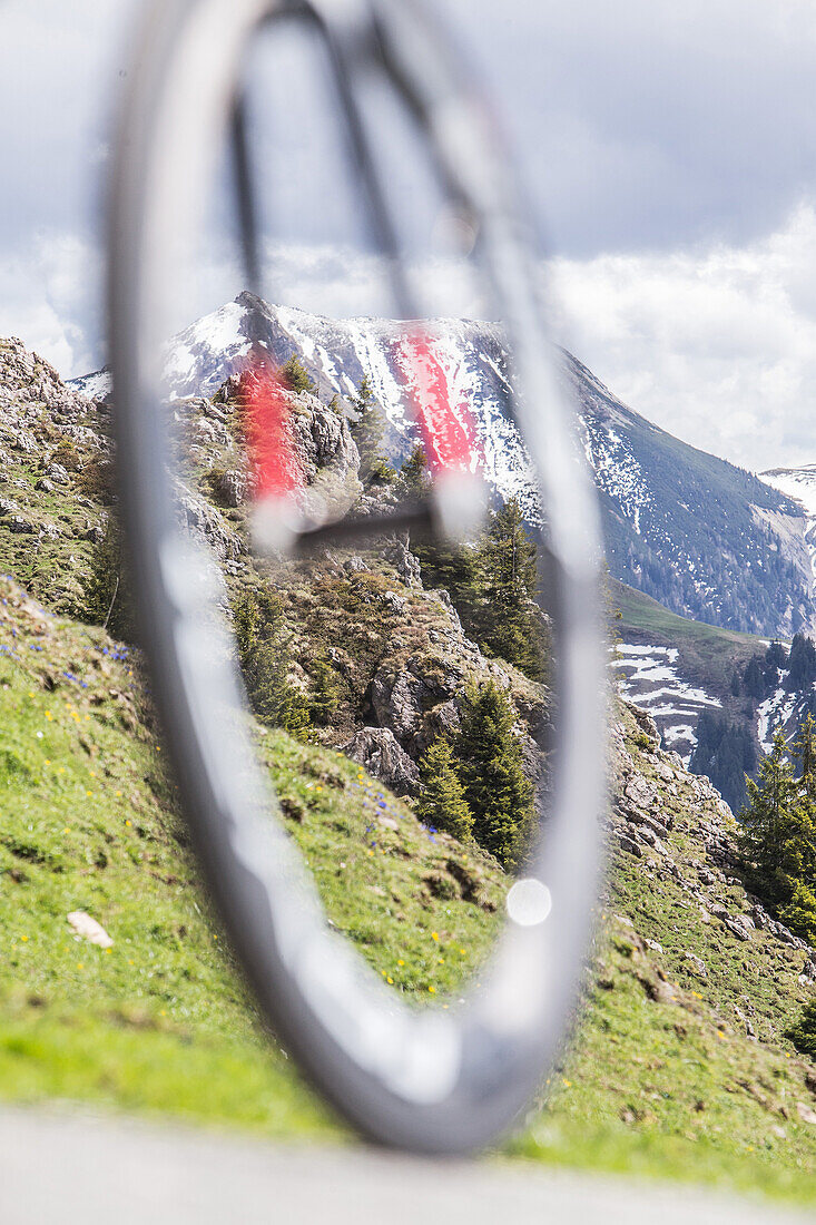Junger Mann auf seinem Rennrad in den Kitzbühler Alpen, Kitzbühlerhorn, Tirol, Österreich