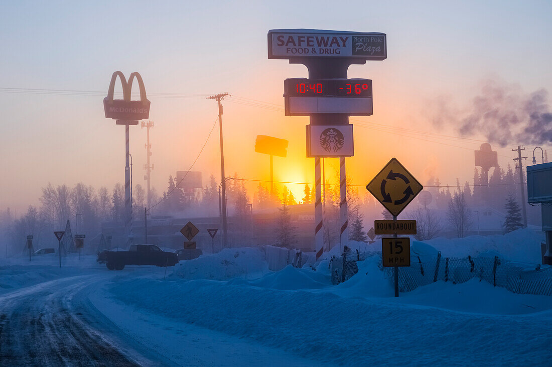 The sun rises behind Santa Claus Lane in North Pole, Alaska on a frigid morning in January.Die Sonne geht hinter Santa Claus Lane im Nordpol, Alaska am frischen Morgen im Januar.