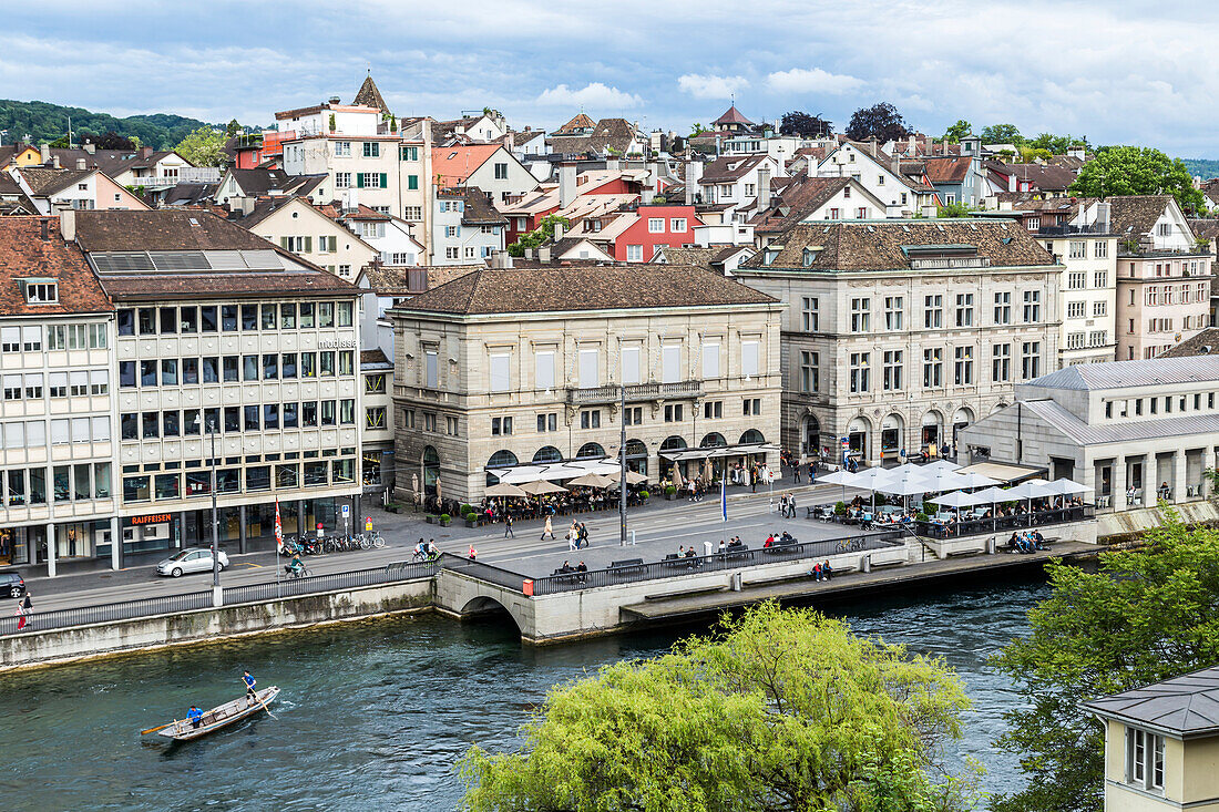 'Ein hoher Blick auf den Reuss mit Ruderern, die den Fluss entlang der historischen Stadt Luzern durchqueren; Luzern, Schweiz'