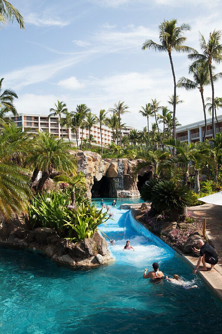 'Pool with a river and swimmers at the Grand Wailea; Wailea, Maui, Hawaii, United States of AmericaPool mit einem Fluss und Schwimmer an der Grand Wailea, Wailea, Maui, Hawaii, Vereinigte Staaten von Amerika'